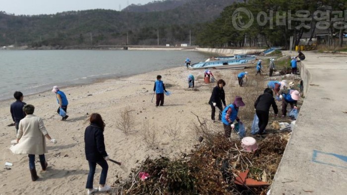 6.홍농읍, 청소차량 동원 “무심코 버려 숨어있던 쓰레기 대대적 수거”-2.jpg