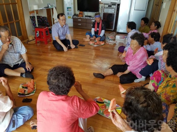 군남면, 무더위 속 경로당 어르신 안부 살펴-1.jpg