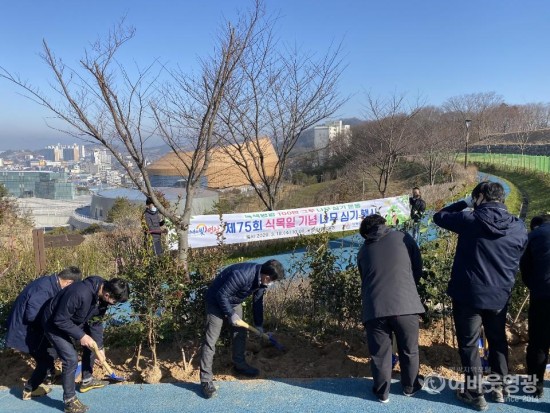 영광군, 제75회 식목일 기념 ‘우산공원’ 나무심기 행사 2.jpg