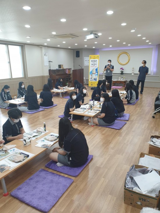 2.영광군 관내학교에서 우리삶옥당문화박물관 박물관 노닐기 프로그램을 통해 백제향로 만들기를 체험하고있다..jpg