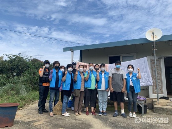 1.지난 9일 백수읍은 복지기동대, 영광소방서 생활안전순찰대와 함께 취약계층 방문하여 주거 환경개선 봉사활동을 실시했다.jpeg