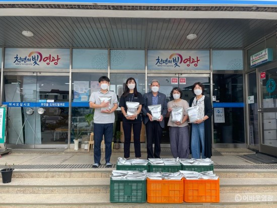 9.지난 13일, 미르목장 김용철, 김경미 대표는 법성면에 수제 요거트를 기부했다. 사진 왼쪽 3번째부터 임형표 법성면장, 김경미 대표 .jpeg