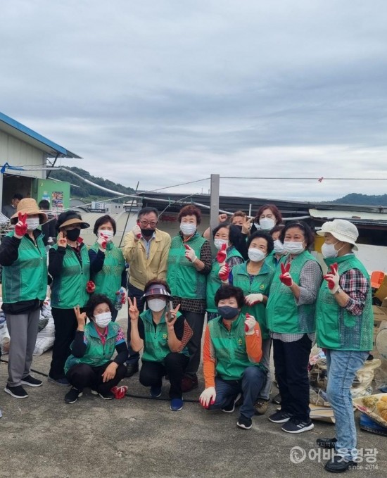 2.지난 28일, 영광읍은 새마을부녀회와 함께 어려움을 겪는 대상자를 위해 주거환경개선 봉사활동을 실시하였다. 오종운 영광읍장과 새마을부녀회 회원 사진2.jpg