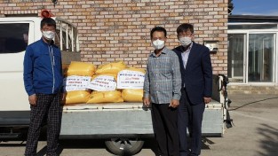 8. 나라전력 은철기 대표가 지난 14일, 군서면에 어려운 이웃을 위해 써달라며 쌀을 기탁했다. .jpg