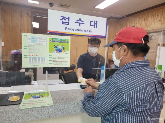 1.농기계임대료 납부시 발생되는 번거로움을 해결하기위해 영광군농업기술센터는 카드결제시스템을 도입했다. 한 농업인이 카드로 임대료를 결제하는 모습.jpg