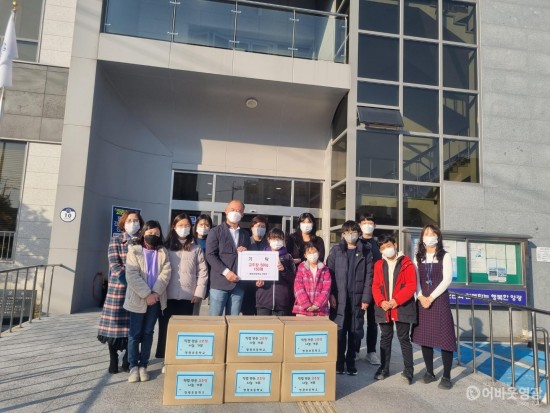 3.영광초등학교 학생들이 직접만든 고추장을 영과읍 나눔냉장고에 기부하였다..jpg