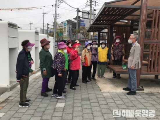 5.노인일자리사업 참여자를 대상으로 김범상 영광읍장이 안전교육을 실시하고 있다.jpg