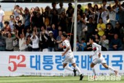 3.2019년 제52회 대통령금배 전국고등학교 축구대회 영광FC 선수가 골을 넣고 환호하고 있다..jpg