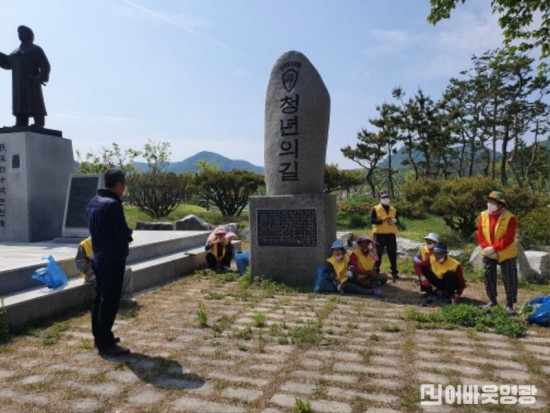 1.불갑면노인일자리 박관현열사추모비 환경개선활동.jpg