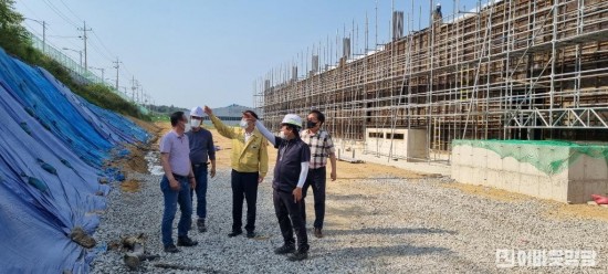 3.김장오 영광부군수(사진 가운데 노란색 옷) e-모빌리티 특화지식산업센터 건설현장 방문.jpg