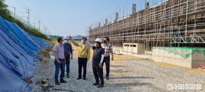 3.김장오 영광부군수(사진 가운데 노란색 옷) e-모빌리티 특화지식산업센터 건설현장 방문.jpg