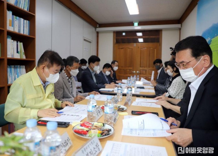 1.강종만 영광군수, 동물위생시험소 서부지소 방문, 가축전염병 차단방역 대책에 대해 논의하고 있다..JPG