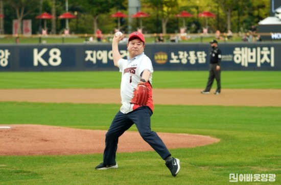 10.강종만 영광군수가 광주기아챔피언스필드에서 시구를선보이고 있다._012.JPG