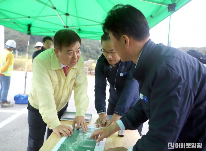 4.강종만 영광군수, 영광불갑산상사화축제 현장 점검.jpg