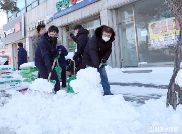 2.사진자료(영광군 공무원 관내 주요 시가지 제설작업 총력) (1).JPG