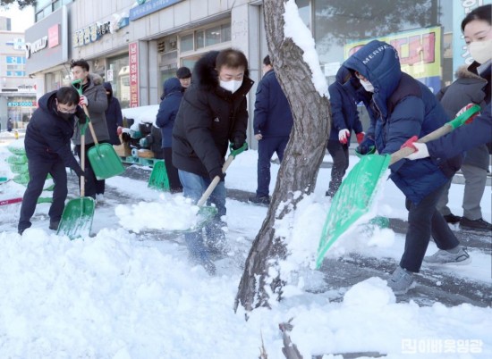 2.사진자료(영광군 공무원 관내 주요 시가지 제설작업 총력) (2).JPG