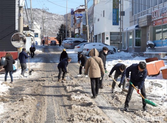 2.사진자료(영광군 공무원 관내 주요 시가지 제설작업 총력) (3).JPG