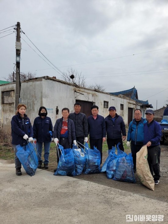 읍면2.사진자료(군남면, 봄맞이 일제대청소) (3).jpg