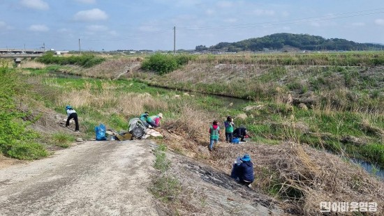 읍면2.사진자료(대마면, 새마을부녀회 대마천 환경정화활동) (1).jpg