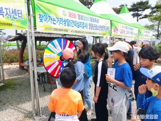 영광군청소년상담복지센터- 영광찰보리문화축제에서 찾아가는 거리상담 운영사진 (1).jpg