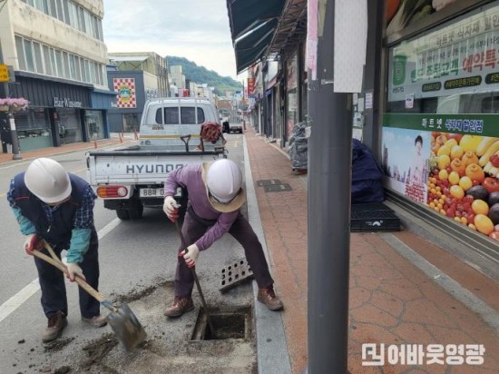 2.사진자료(영광읍 시가지 빗물받이 일제 청소 추진) (2).jpg