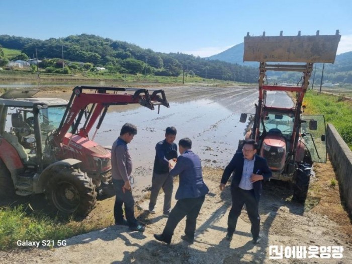 읍면1.사진자료(불갑면, 모내기현장과 양파재배 농가 방문) (1).jpg