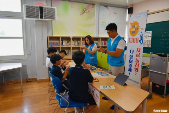 영광군청소년상담복지센터, 청소년유관기관 연합 작은학교로 찾아가는 거리상담 부스 운영 보도사진 (1).jpg