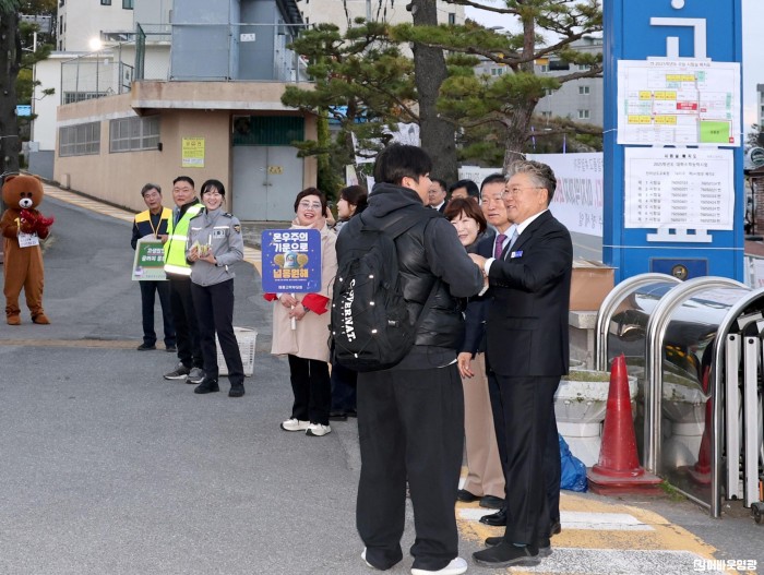 1.사진자료(영광군, 수능 시험장 방문으로 수험생 응원) (2).JPG