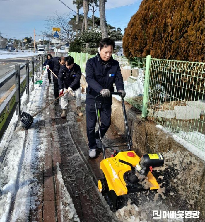 1.사진자료(군서면, 신속한 제설작업으로 대설피해 최소화) (2).JPG