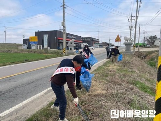 2.사진자료(백수읍, 환경 정화를 곁들인 산불예방 캠페인 전개) (2).jpg