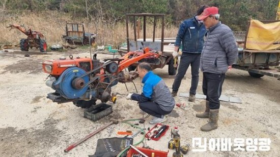 1.사진자료(영광군, 도서지역 농업기계 순회수리 및 안전교육 실시_농기계수리) (2).jpeg