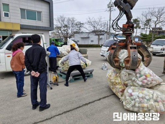 2.사진자료(군서면, 폐농약병 집중수거의 날 운영 ) (2).jpg