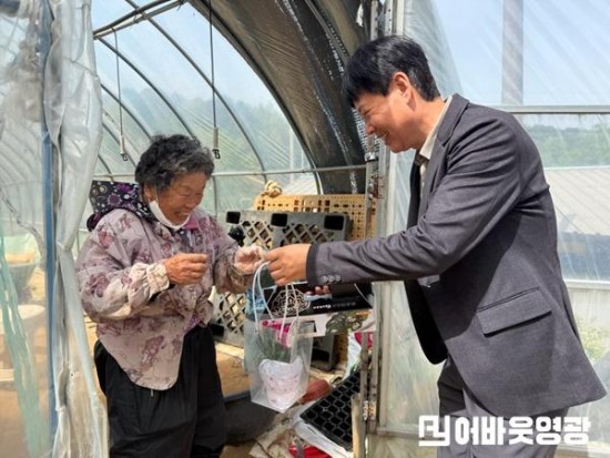 1.사진자료(묘량면,어버이날 맞아 사랑의 카네이션 전달) (1).jpg