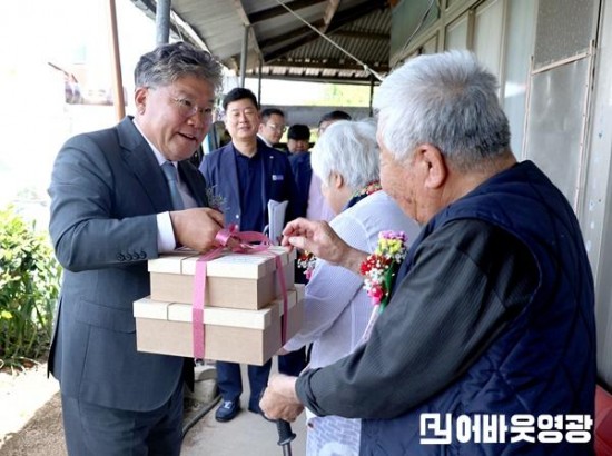 3.사진자료(사랑의 밥그릇 전달) (1).JPG