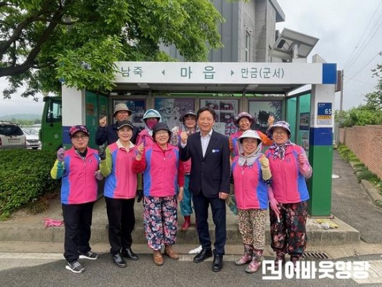 1.사진자료(군서면, 생활개선회 관내 버스 승강장 일제 정비 나서) (1).jpg