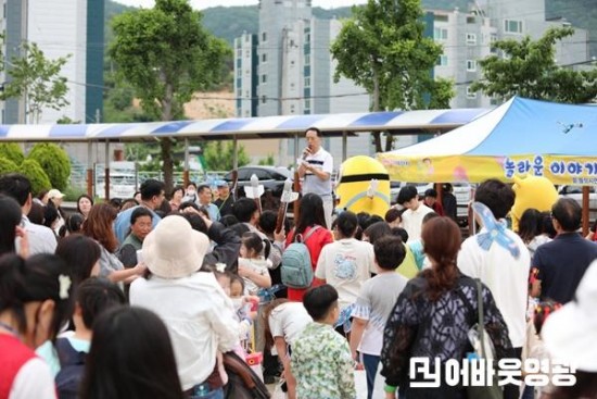 영광대교회가 주최한 ‘2025 영광군 어린이 대잔치’에서 행사 진행자가 경품 추첨을 진행하고 있다. [사진=영광대교회].jpg