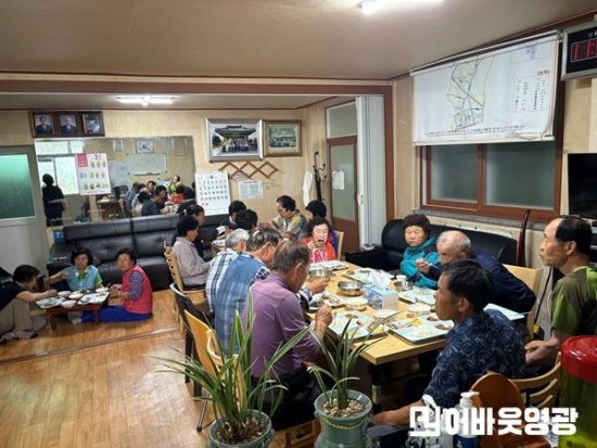 4.사진자료(영광군, 농번기 마을공동급식 현장 점검) (1).jpg
