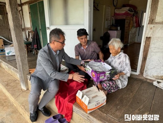 1.사진(불갑면, 장수어르신 생신축하 물품 전달).jpg