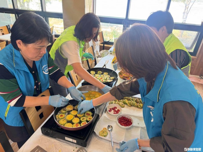 5.사진(홍농읍 지역사회보장협의체, 추석맞이 독거어르신 사랑나눔)1.jpg