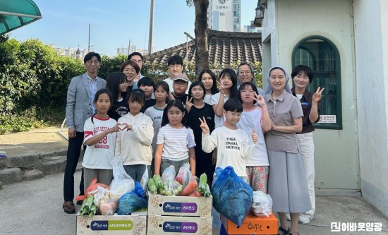 8.사진(추석맞이 장보기 행사 통해 구입한 물품 지역아동센터에 전달).jpg