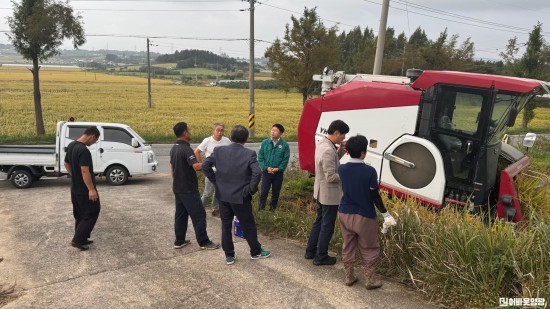 3.사진(대마면, 벼 수확 영농현장 방문 격려)1.jpg