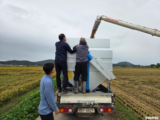 2.사진(군남면, 벼 수확 현장 찾아 농업인 격려).jpg