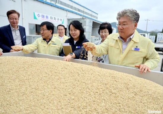 1.사진(영광군수, 산물벼 매입 현장 찾아 농업인 격려)1.JPG