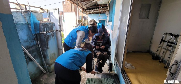 1.사진(법성면 거동불편어르신께 맞춤형 휠체어 지원)1.jpg