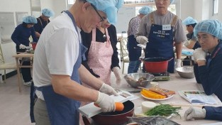 4.사진(내 손으로 혼밥 뚝딱! 대마면 온기가득 남성요리교실 큰 호응).jpeg