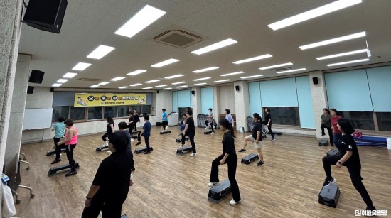 2.사진(영광군, 스텝로빅으로 건강도 자신감도 ‘스텝 UP!’)1.JPG