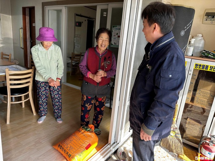 2.사진(익명 기부자, 불갑면 경로당에 쌀 25포 기증)1.jpg