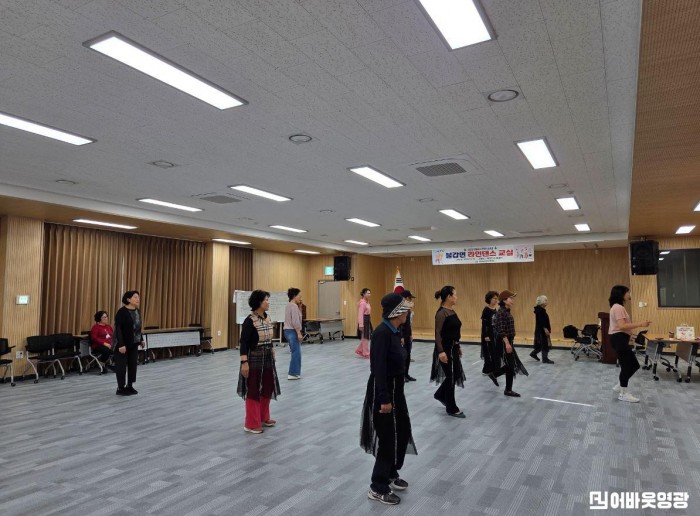 4.사진(불갑면, 주민 건강과 화합을 위한‘라인댄스 교실’운영)1.JPG