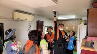 1.사진(군서면, 복지안전 취약계층 대상 안전 멀티탭 교체사업 추진)3.jpg