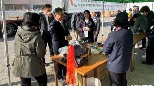 2.사진(영광군수, 친환경벼 매입 현장 찾아 농업인 격려).jpg